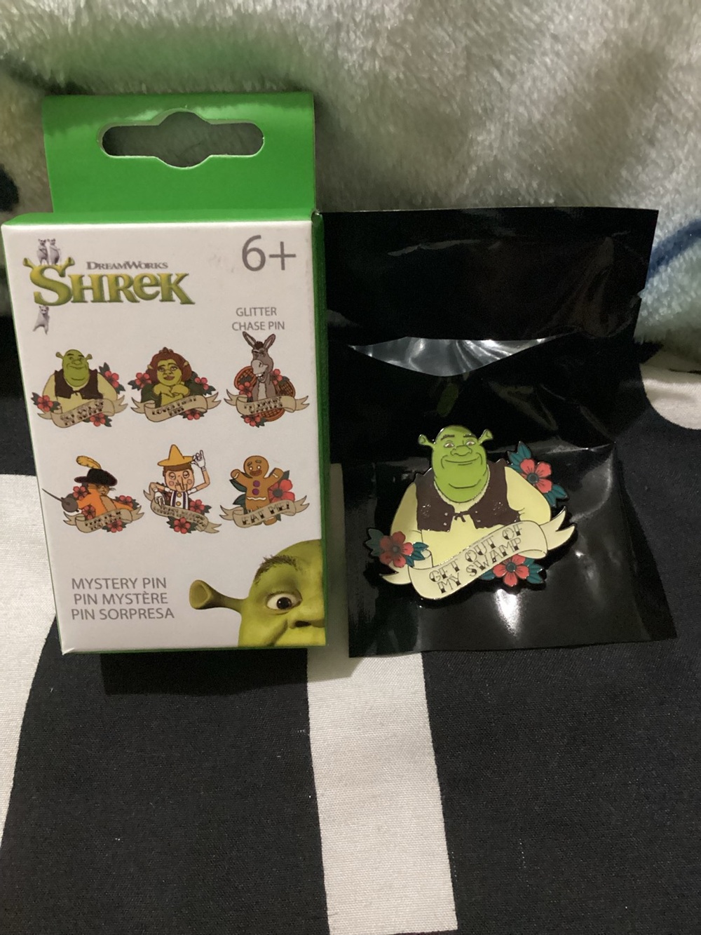 DreamWorks Shrek Glitter Chase Pin - Green with Pink Flowers